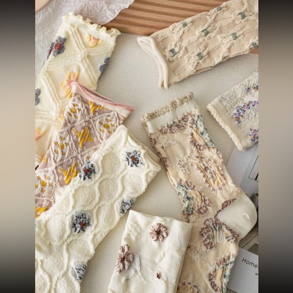 7 pair Women MultiColor Vintage Floral Socks-NIP - Picture 2 of 5